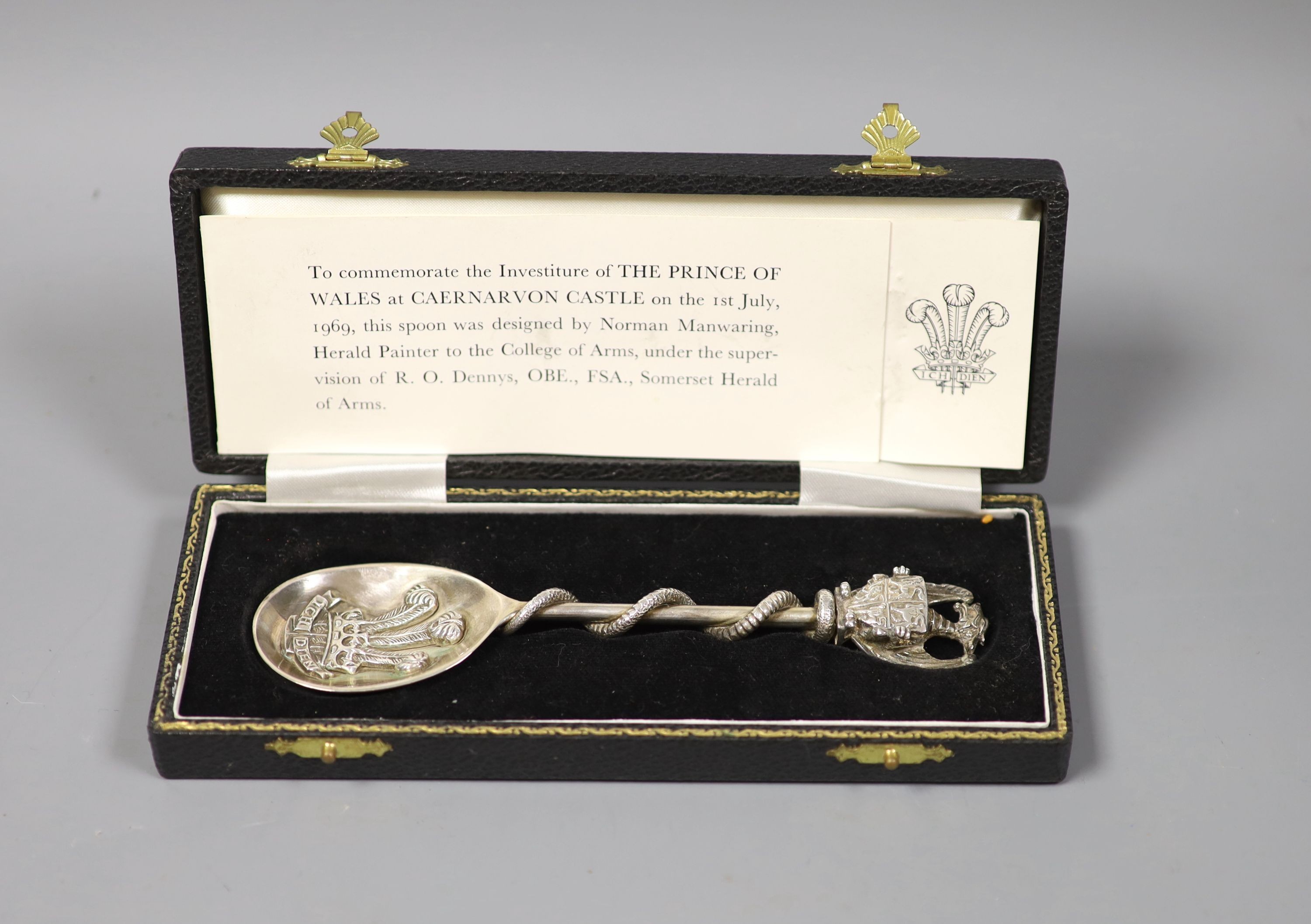 A cased silver Prince of Wales investiture spoons, J.D. Beardmore, London, 1969, 15.6cm.